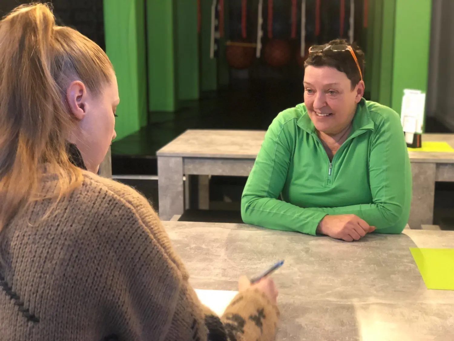 Im Schaumstoffbecken gibts Kämpfe à la Takeshis Castle. Andrea Hartkopf (hinten) und Tochter Mandy Richter sind in Spielelaune. ⇥