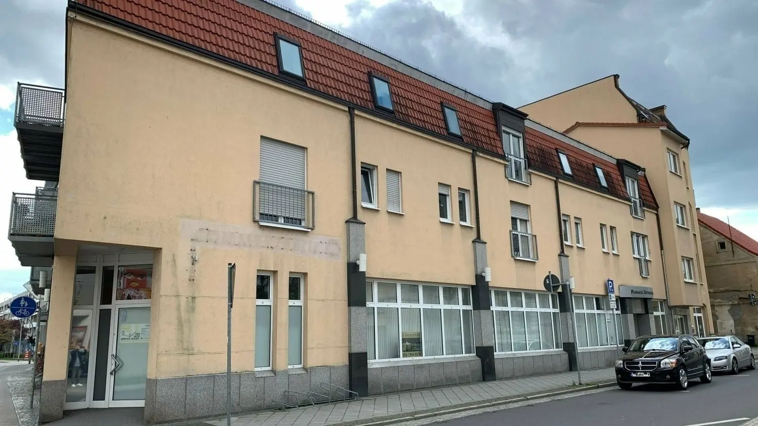 Dieses Wohn- und Geschäftshaus steht seit 1996/97 an der Ecke Blumenstraße/Frankfurter Straße in Forst. Genau an dieser Stelle befand sich einst eine Textilreinigung, die den Boden über Jahrzehnte mit Chemikalien verunreinigt hat.