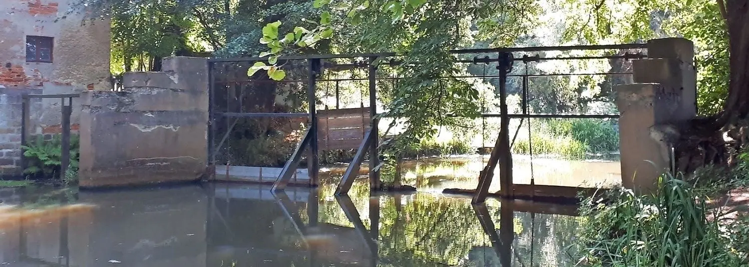 Das unter Denkmalschutz stehende Wehr an der Mühle in Wahrenbrück soll ebenfalls abgerissen werden. Widerstand gegen diese Pläne tut sich auf.
