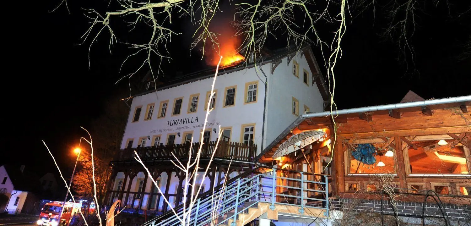 Das Feuer ist in der Küche ausgebrochen.