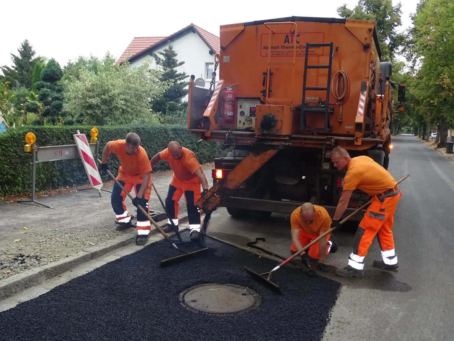 Der Betriebshof Spremberg kann Schäden auf städtischen Fahrbahnen wie hier im Knappenweg durchaus schnell beseitigen, wenn er von ihnen erfährt.