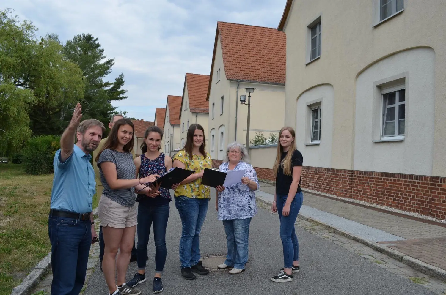 Studentinnen und Professor von der TU Kaiserslautern bringen frische Ideen für das Leben und Wohnen in Laubusch: (v.l.n.r.): Prof. Holger Schmidt, Lautas Bürgermeister Frank Lehmann (Hintergrund), Lea Neumann, Jessica Skowron, Antonia Lenz, Ortsvorsteherin Erika Wustmann und Karla Busch.