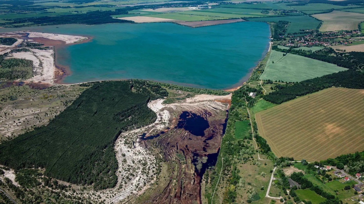 Der Schlabendorfer See, gesehen von Süden her, während der Sanierungsmaßnahmen der LMBV. In diesem Bereich Dahme-Spreewalds wurde bis Anfang der 1990er-Jahre Kohle abgebaut. Der Landkreis ist bereits in der Region Brandenburgs, die Fördermittel aus den Strukturwandel-Gesetzen erhalten kann, enthalten - hat aber noch keine konkreten Konzepte erarbeitet. Darauf drängen Abgeordnete.