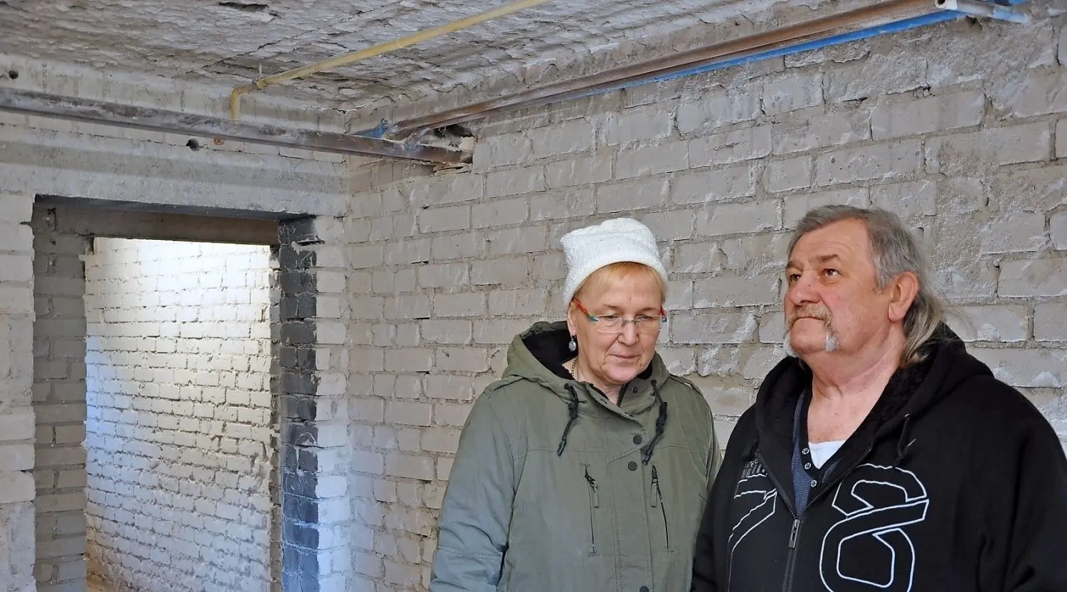 Nach dem Brand in ihrem Wohnhaus in Prieschka am 2. Februar ist das Haus inzwischen komplett entkernt und gleicht wie beim Neubau 1982 wieder einem Rohbau. Marion und Roland Naumann haben noch immer schwer mit dem Ereignis und den Folgen zu kämpfen.⇥