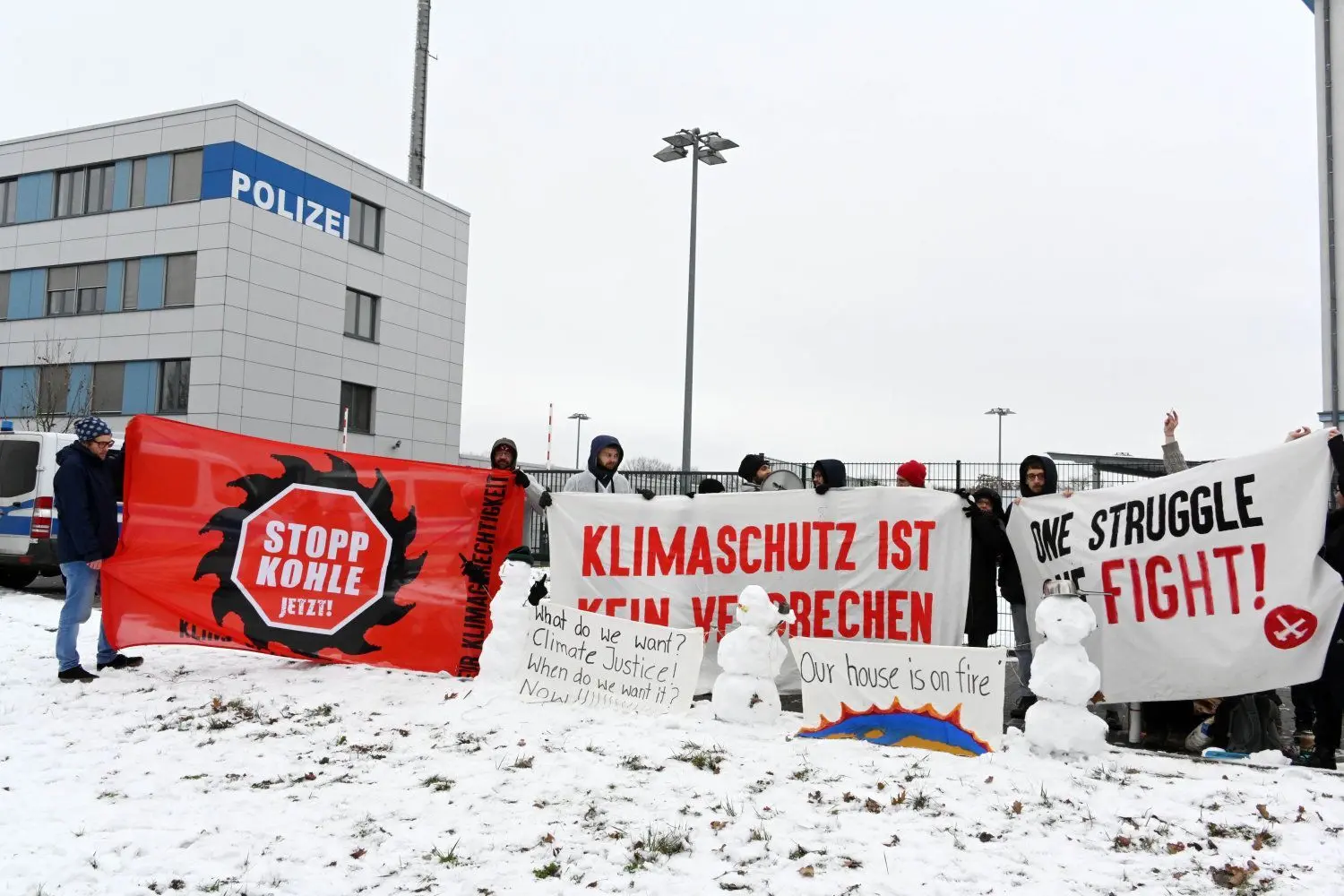 Kohlegegner sympathisieren sich mit den 23 inhaftierten Unweltaktivisten. Sie hatten Bagger besetzt und kamen am Dienstag vorübergehend in U-Haft.