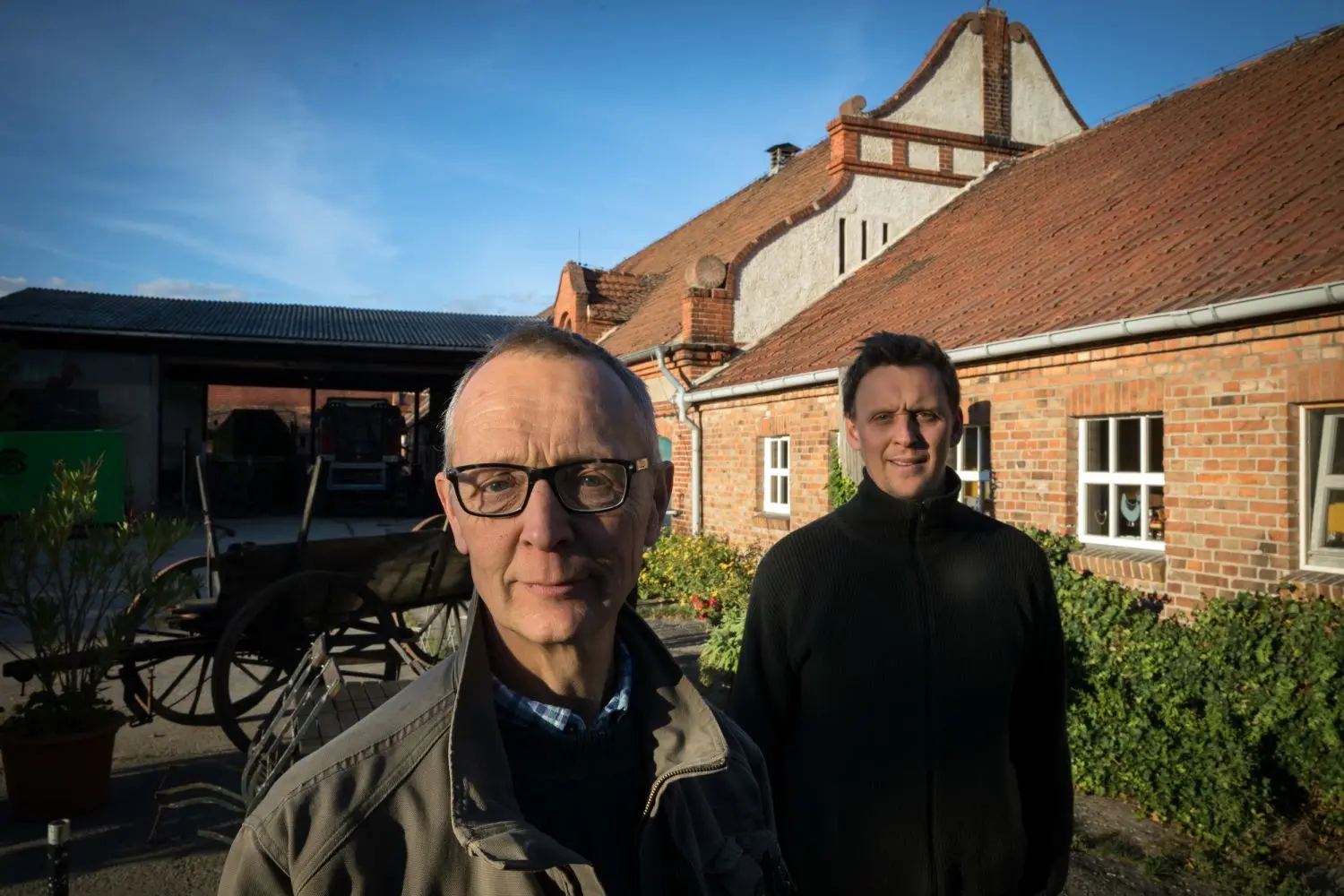 Heiner Lütke Schwienhorst (l.) und sein Sohn Lucas haben gemeinsam mit zwei anderen von der Erderhitzung betroffenen Familien aus Deutschland und Greenpeace eine Klimaklage gegen die deutsche Bundesregierung eingereicht. In einem ersten Verfahren ist die Klage abgewiesen worden.