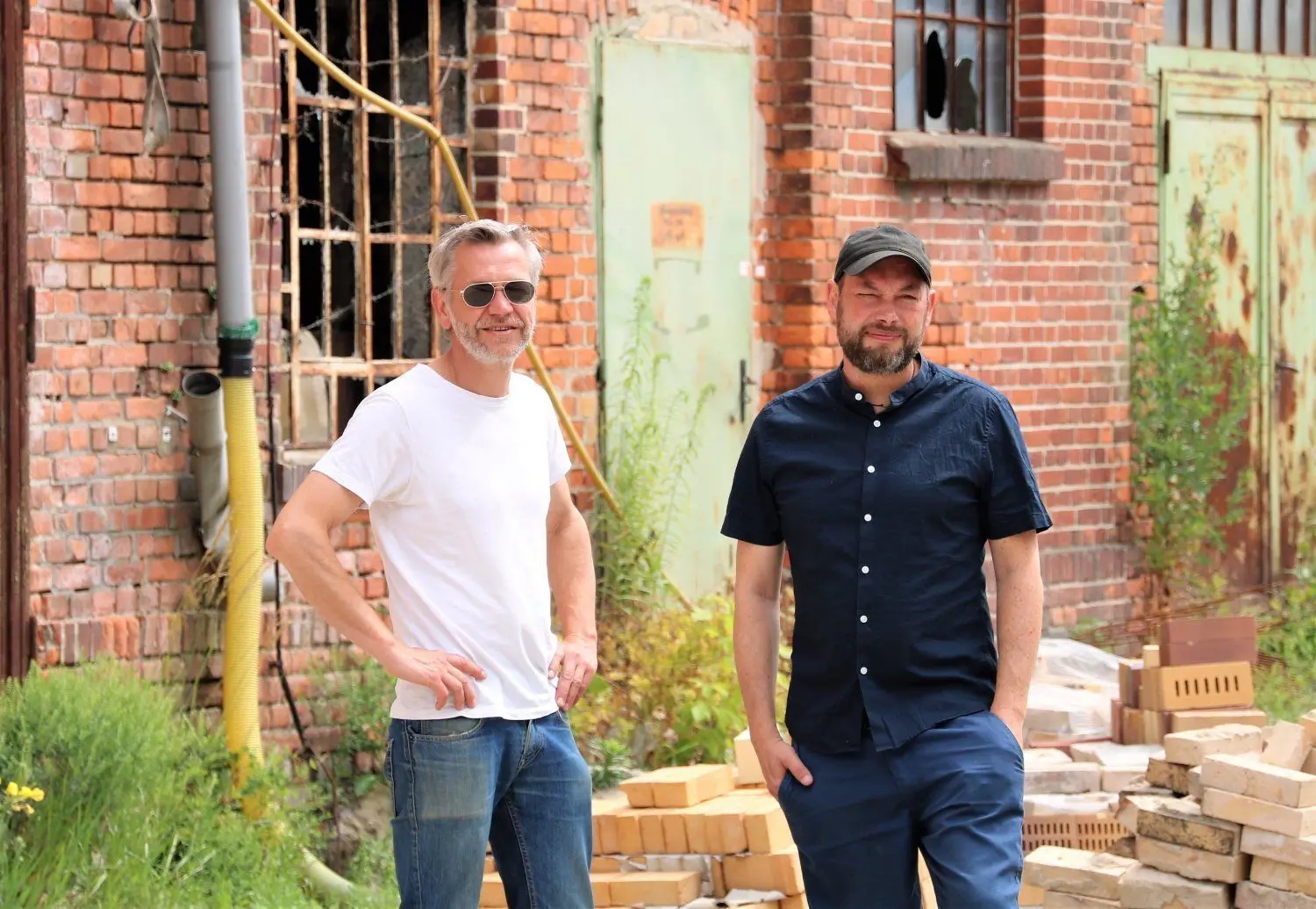 Jens Puppe (links) möchten gern helfen, einen Bezug zwischen neuer Stadthalle und ihrem bisherigen Kunstrefugium, der alten Schaeferschen Tuchfabrik, herzustellen