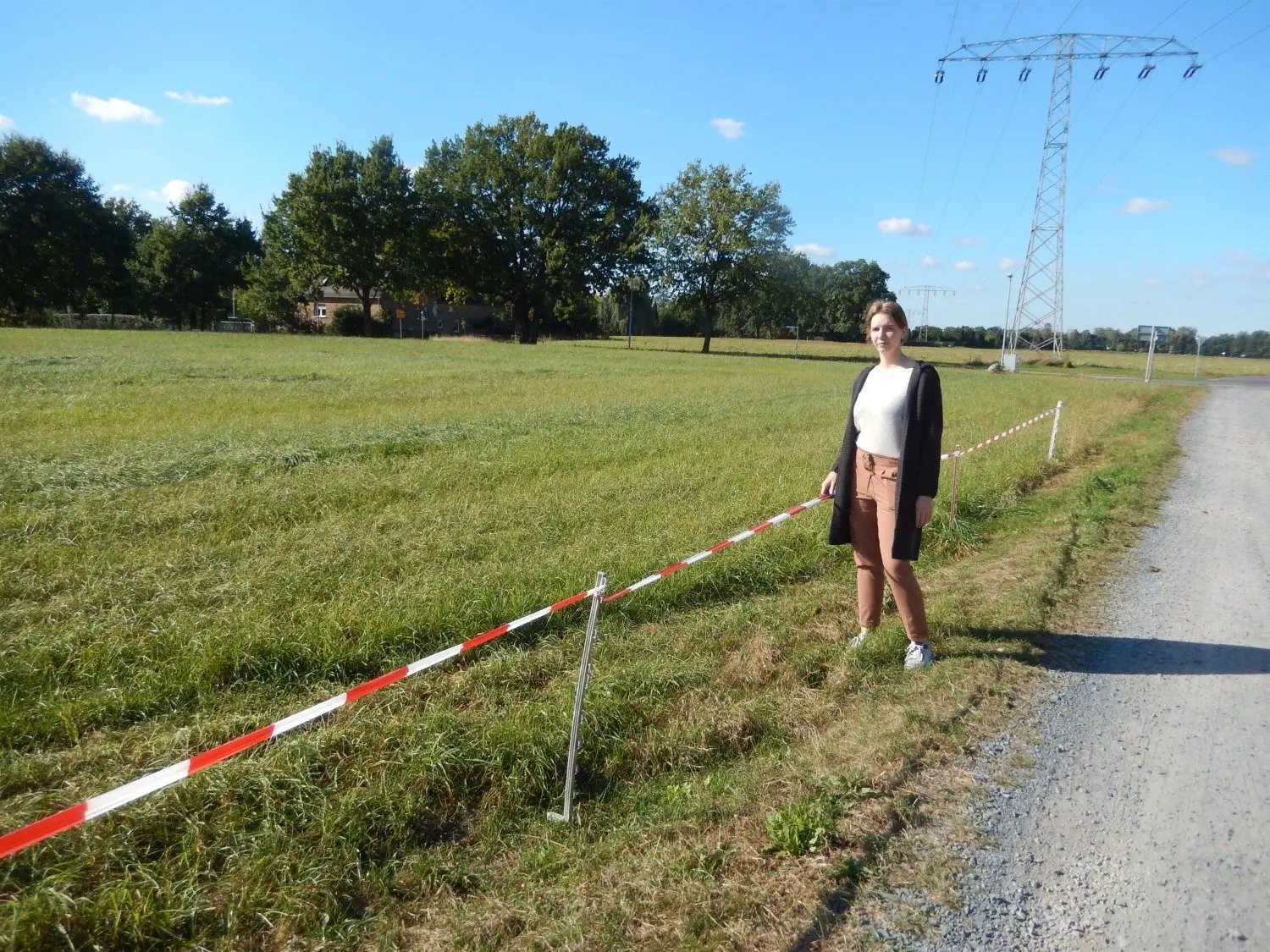 Franziska Keßler bei einem der Absperrbänder, die das Befahren der Felder erschweren sollen.