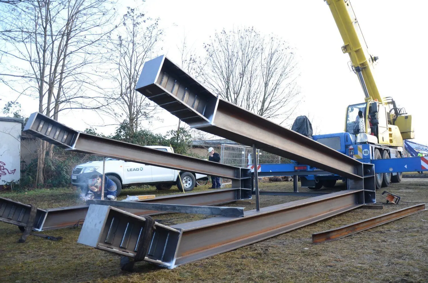 Die Tragekonstruktion für die Tagebau-Skulptur auf der Grünfläche am Energieweg. An die Stahlträger werden Abstandhalter angeschweißt, die nach der Montage wieder entfernt werden.