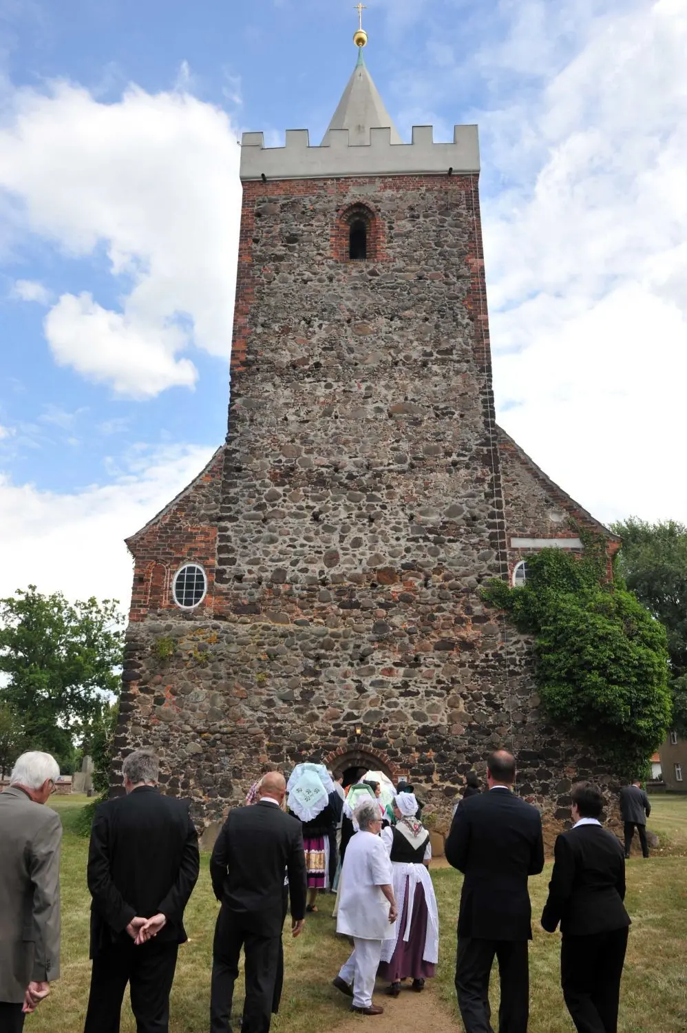 Die Kirche Kahren ist ein beeindruckender Backsteinbau.