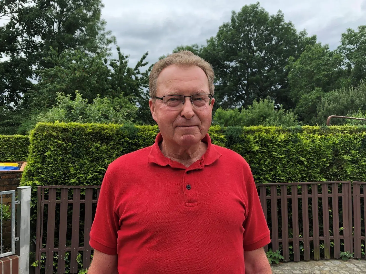 Joachim Könnicke (72) soll seine Mülltonnen 250 Meter weit zu einem Sammelplatz ziehen. Er ist wütend: „Wir haben für so ein Verfahren kein Verständnis", sagt er.