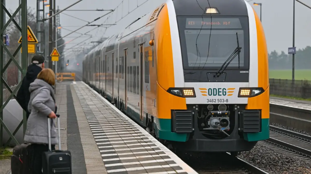 Rückgrat des öffentlichen Nahverkehrs in Ostbrandenburg: der RE1, hier bei Jacobsdorf.
21.12.2022, Brandenburg, Jacobsdorf: Der Regionalexpress RE1 der Ostdeutschen Eisenbahngesellschaft (Odeg) hält am Bahnhof Jacobsdorf auf seiner Fahrt in Richtung Berlin. Angesichts von Zugausfällen und Störungen im Regionalverkehr in Berlin und Brandenburg will das brandenburgische Verkehrsministerium in Gesprächen mit den Bahnunternehmen rasch Verbesserungen erzielen. Es werde in dieser Woche eine weitere Sitzung geben, teilte das Ministerium in Potsdam am Dienstag mit. Das Unternehmen Odeg habe zudem bestätigt, dass Anfang des Jahres zehn zusätzliche Lokführer die Arbeit aufnehmen. Die Ostdeutsche Eisenbahngesellschaft (Odeg) nannte am Wochenende als Gründe für das eingeschränkte Angebot ein überlastetes Stadtbahnnetz in Berlin, Baumaßnahmen, Folgen des Wetters etwa durch eingefrorene Weichen und einen hohen Krankenstand. Foto: Patrick Pleul/dpa +++ dpa-Bildfunk +++