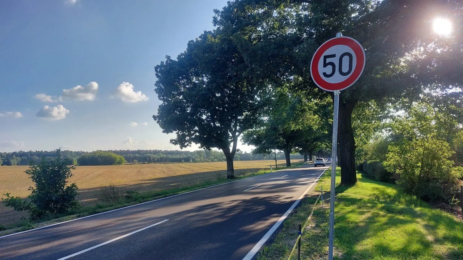 Auch am Vetschauer Ortsausgang befindet sich der Hinweis auf die Geschwindigkeitsbegrenzung. Betroffen sind mehrere Leitplanken-Abschnitte auf der Strecke zwischen Calau und Vetschau.