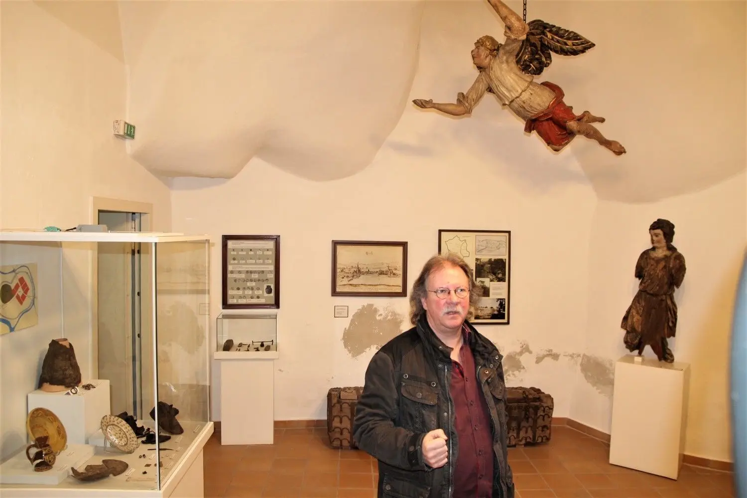 Das war der erste Raum des Spremberger Heimatmuseums, als es ab 1927 bis in die 50er-Jahre hinein schon einmal  im Schloss "wohnen" durfte. Sechs Räume im Turm wurden durch den damaligen Landrat zur Verfügung gestellt, und die Wendeltreppe entstand.