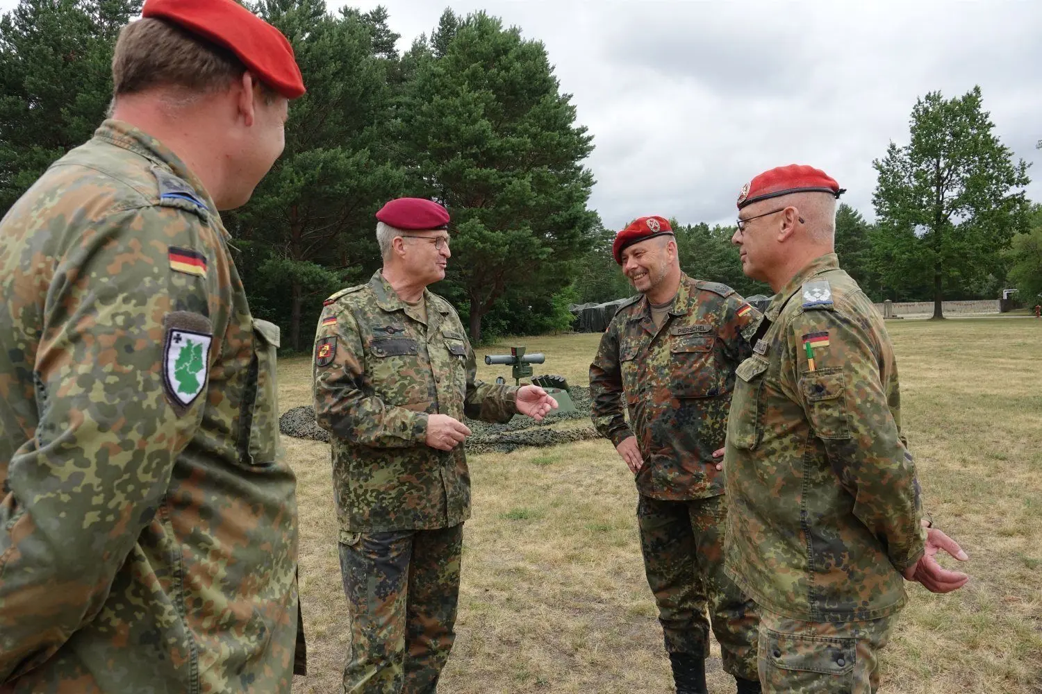 Generalinspekteur der Bundeswehr General Eberhard Zorn (2.v.l.)  im Gespräch mit Oberstleutnant und TÜP-Kommandant René Pierschel (2.v.r.)  und Oberstleutnant Michael Vormwald,  Kommandeur Bereich Truppenübungsplatzkommandantur Ost (r.). ⇥