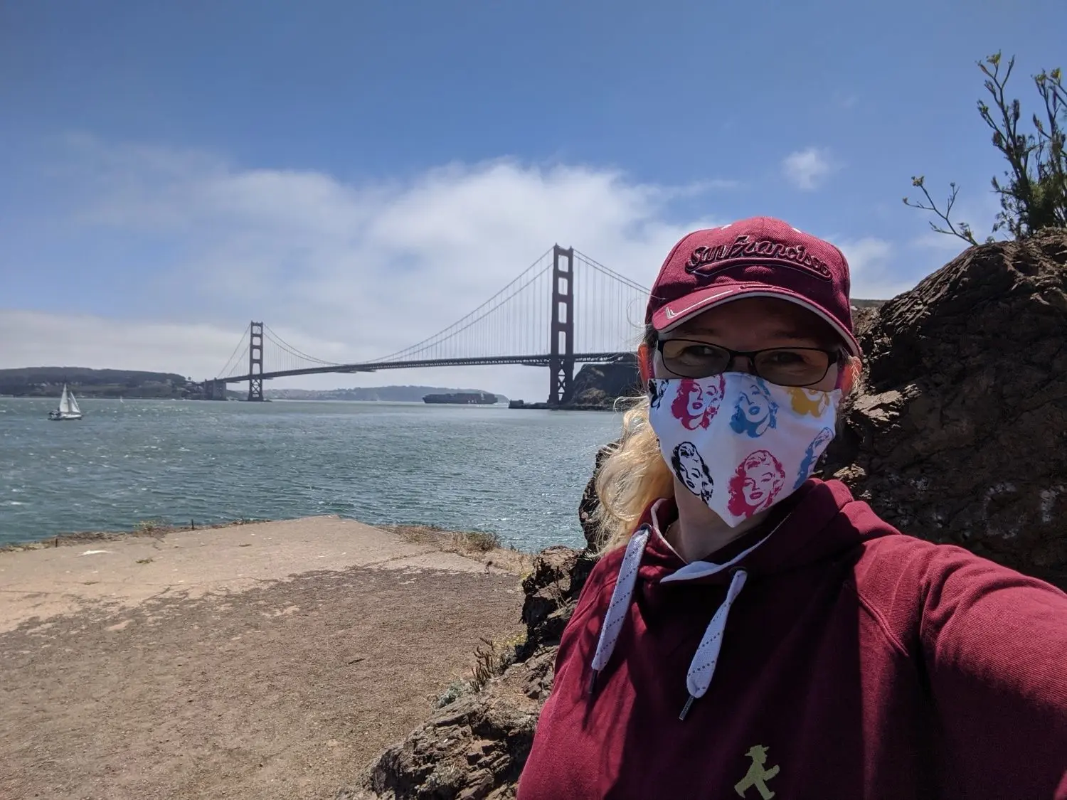 Katharina Lehmann aus Lübbenau bei einer Tour nach San Francisco. Sie hält sich an die coronabedingten Einschränkungen und trägt einen Mund- und Nasenschutz. Im Hintergrund die Golden-Gate-Bridge.