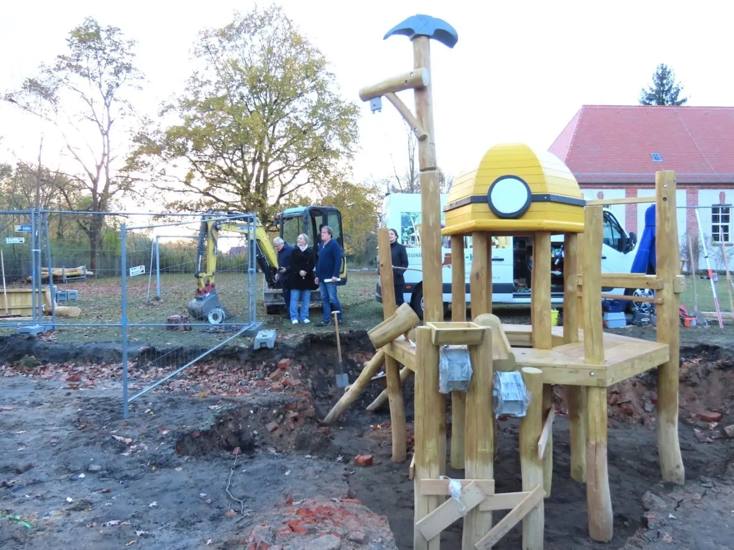 Im Frühjahr soll der neue Spielplatz in Welzow eingeweiht werden. Das Werkzeug der Bergleute stellt er vor.