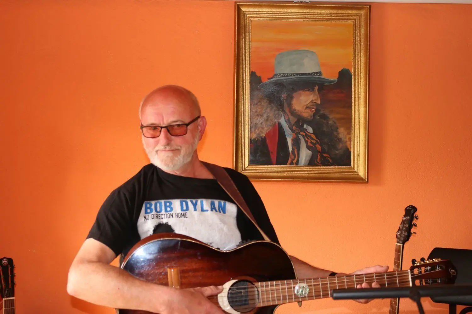 Das Dylan-Porträt von 1987 hängt heute noch im Haus von Reinhard Straach. Ab und an greift er auch zur Gitarre und spielt Lieder seines Idols, wie am Montag, als Bob Dylan 80 Jahre alt wurde.