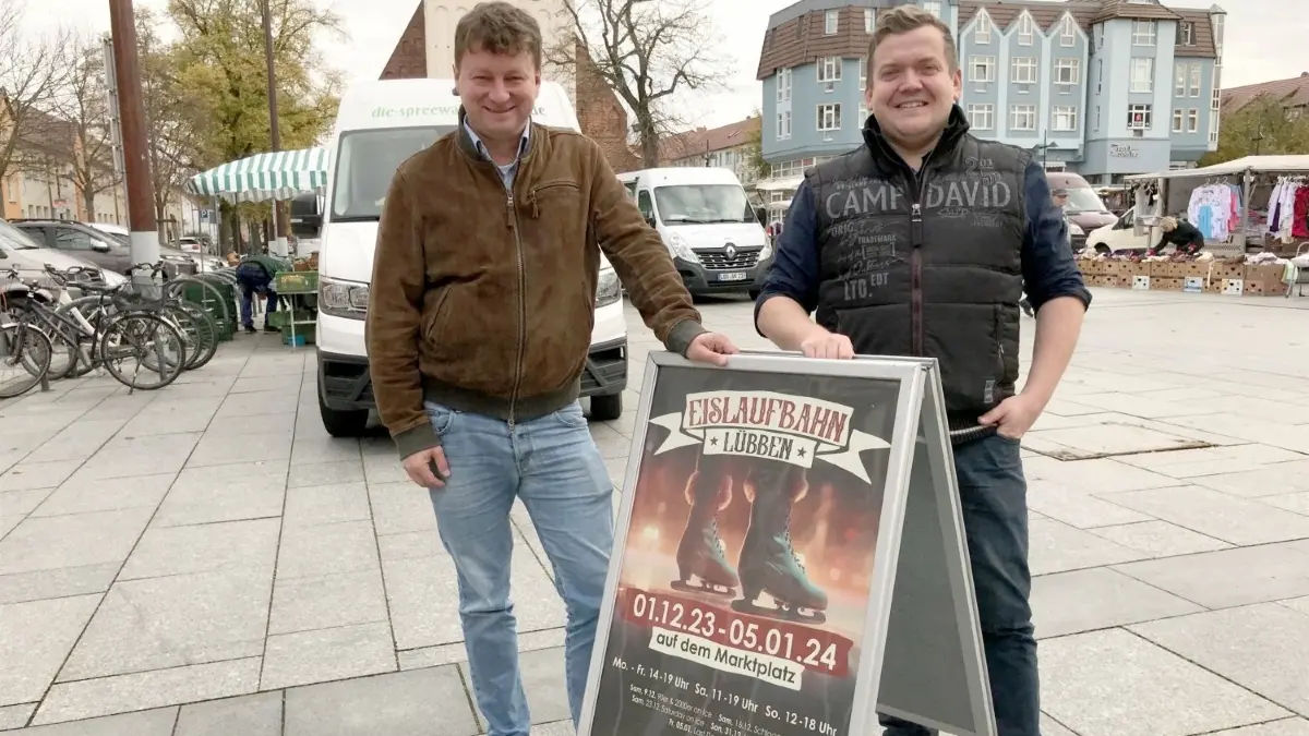 André Matthes (l.) und Andreas Biedenweg sorgen als Betreiber der ersten Lübbener Eisbahn auf dem Marktplatz für die passende Musik und die kulinarische Versorgung.
Eislaufbahn