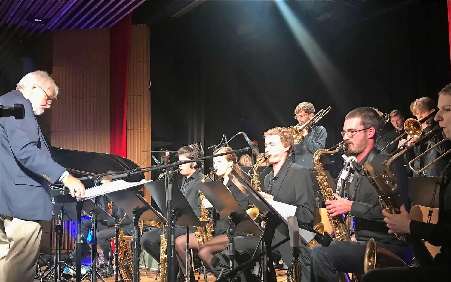 Das Landesjugendjazzorchester (LaJJazzO) unter Leitung von Jiggs Whigham im Bürgerhaus in Bad Liebenwerda.⇥