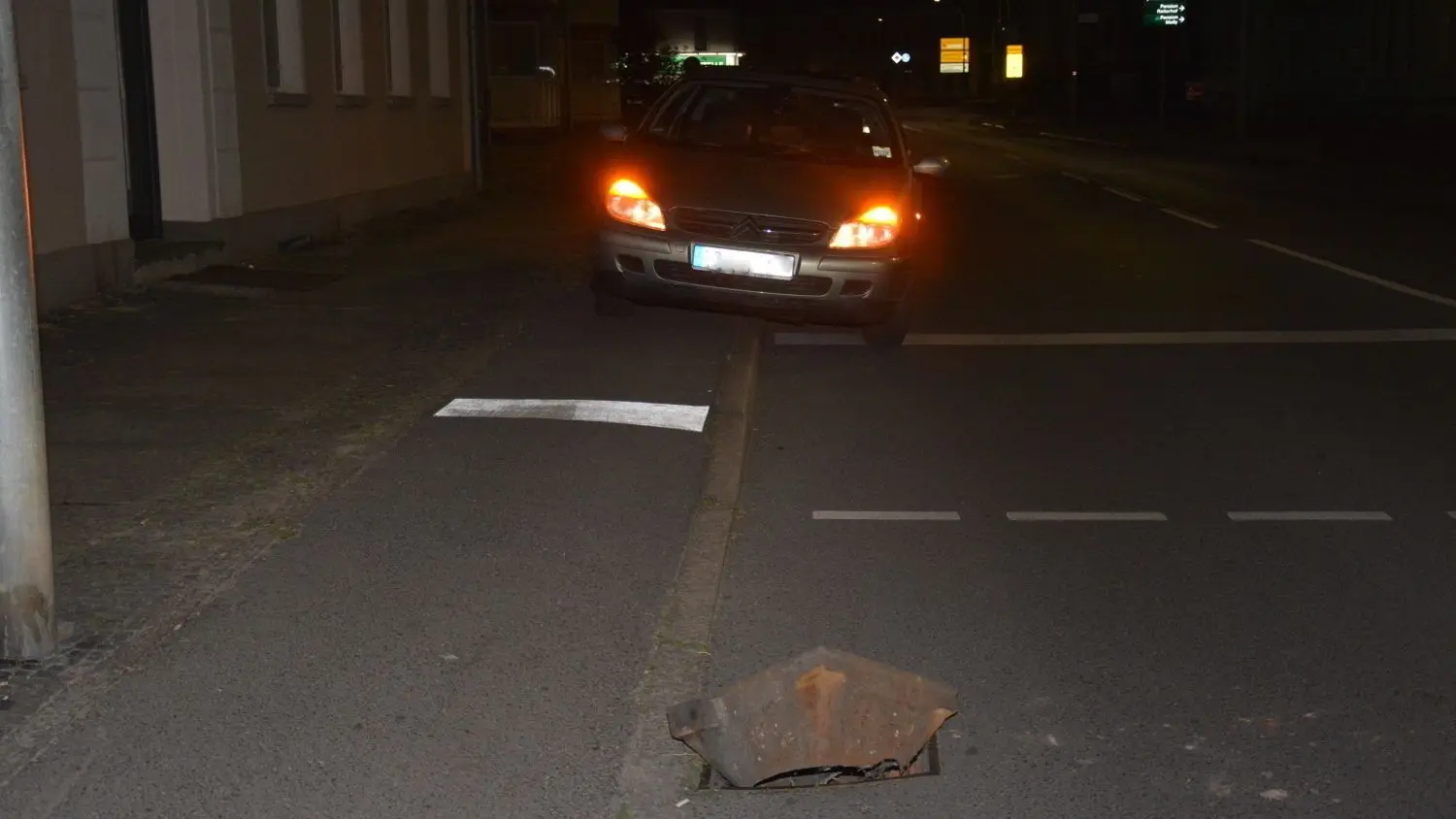 Kein Kavaliersdelikt: In der Berliner Straße sollen Unbekannte Gullydeckel gehoben und schräg in die Öffnungen gestellt haben.