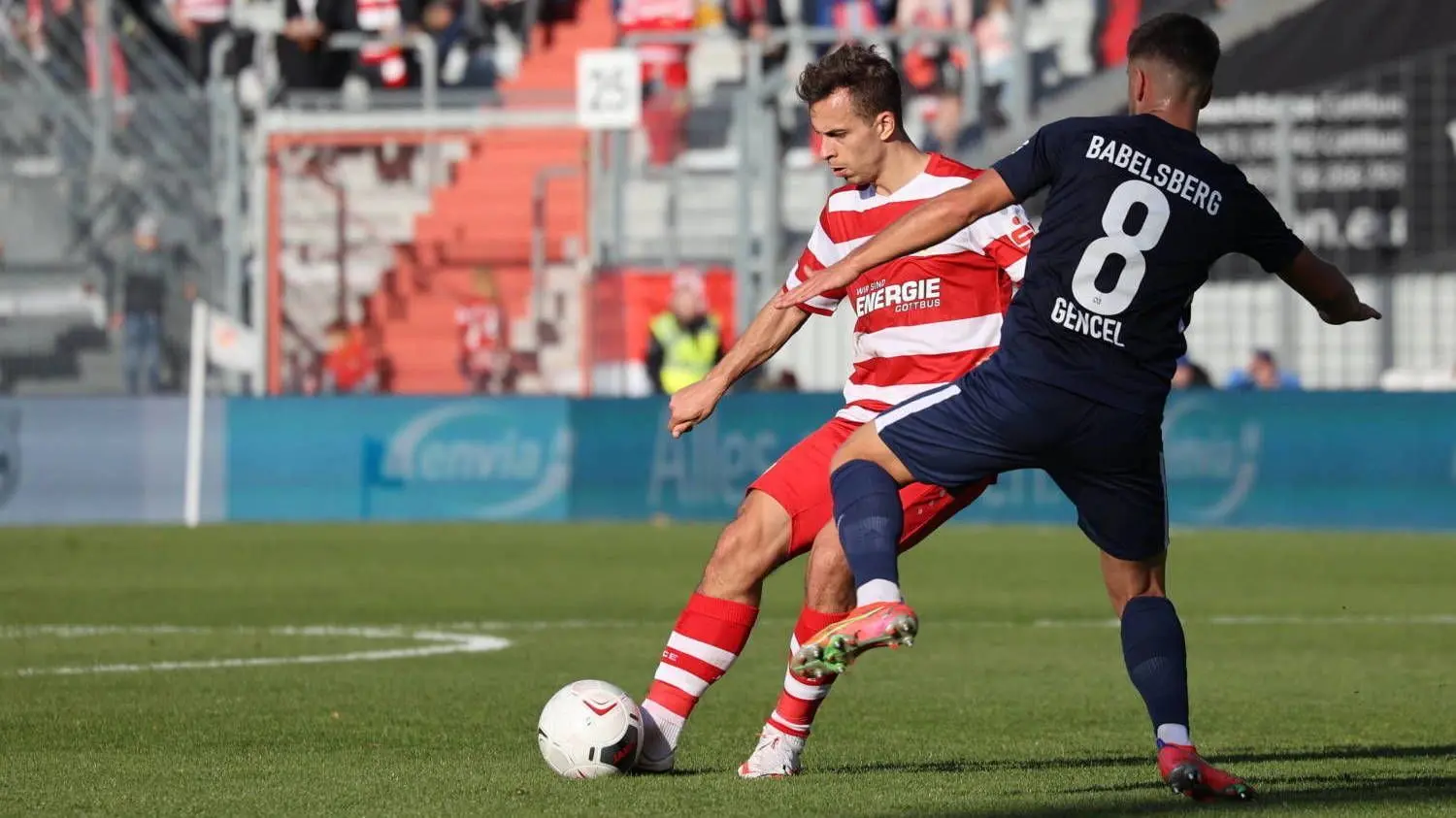  Maximilian Pronichev (l.) trifft mit Energie Cottbus am Samstag auf seinen Ex-Club Hertha BSC II.