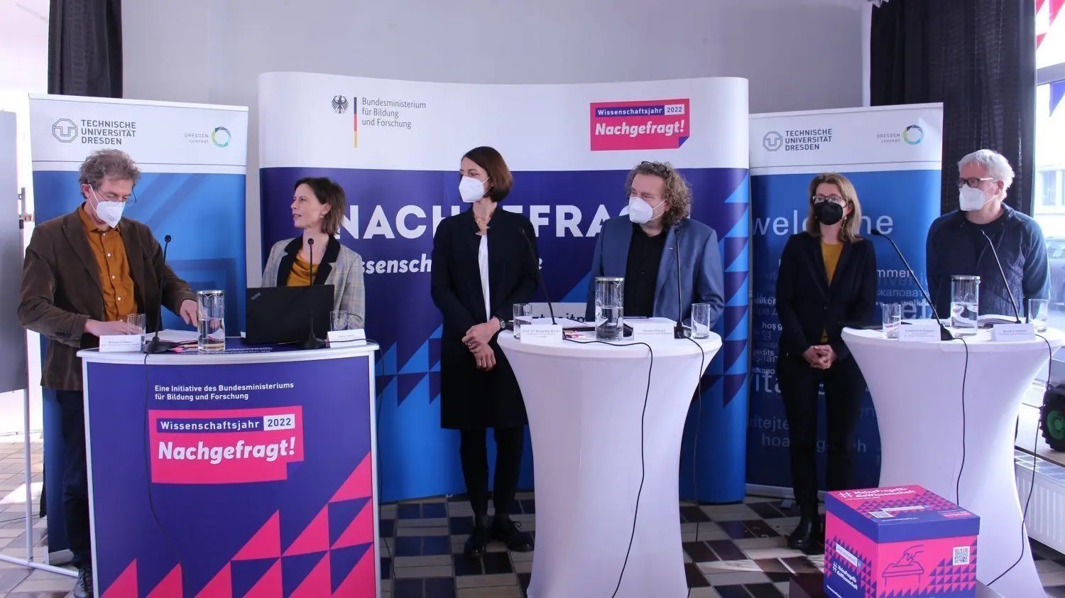 Haben das Wissenschaftsjahr in Weißwasser und Dresden eröffnet: Roland Schwarz, Leiter technische Sammlung Dresden (v.l.), TU-Sprecherin Anne Vetter, Prorektorin Roswitha Böhm, Torsten Pötzsch, Dresdens Kulturbürgermeisterin Annekatrin Klepsch und Stationsleiter Bernd Frommelt