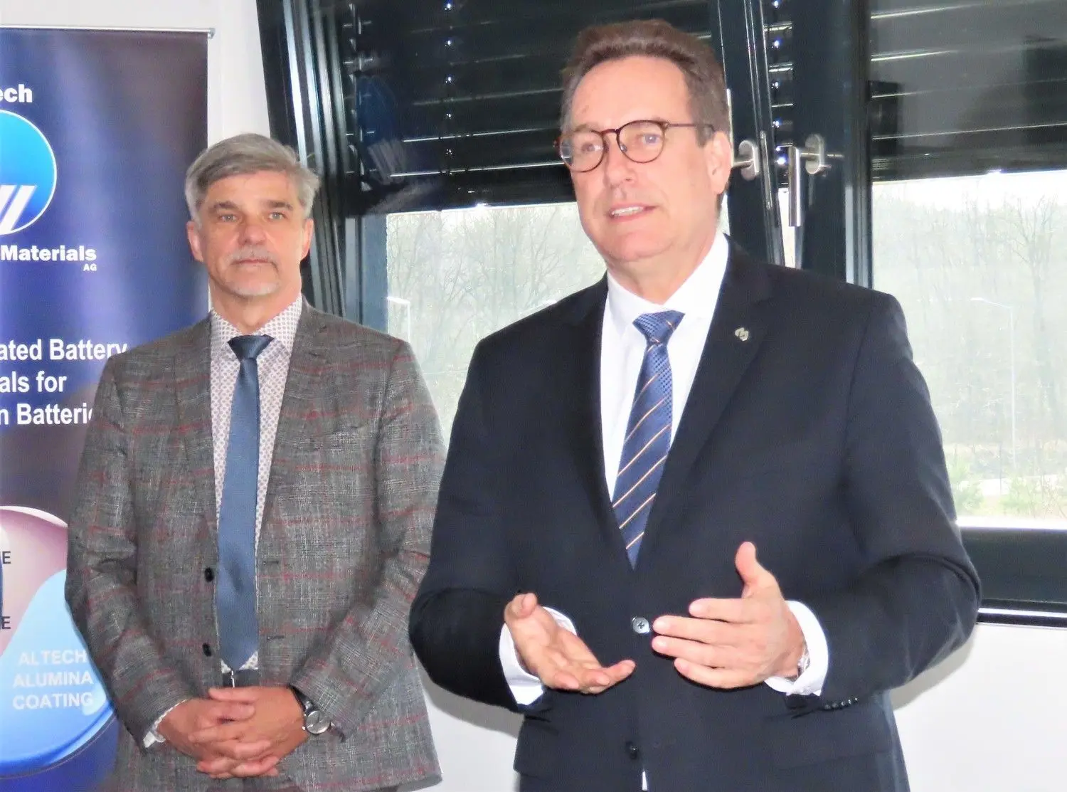 Carsten Baumeister (l.) ist der Projektleiter von Altech Industries Germany in Schwarze Pumpe. Vorgestellt hat ihn Uwe Ahrens (r.) vom Vorstand Altech Advansed Materials.
