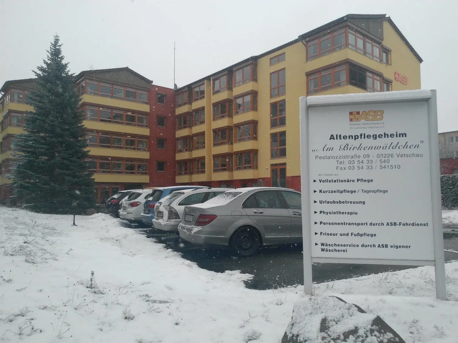 Die ASB-Rettungswache in Vetschau befindet sich unmittelbar angedockt an das Altenpflegeheim "Am Birkenwäldchen". Dort sind in der vergangenen Woche 184 Bewohner und Mitarbeiter zum ersten Mal gegen Corona geimpft worden.