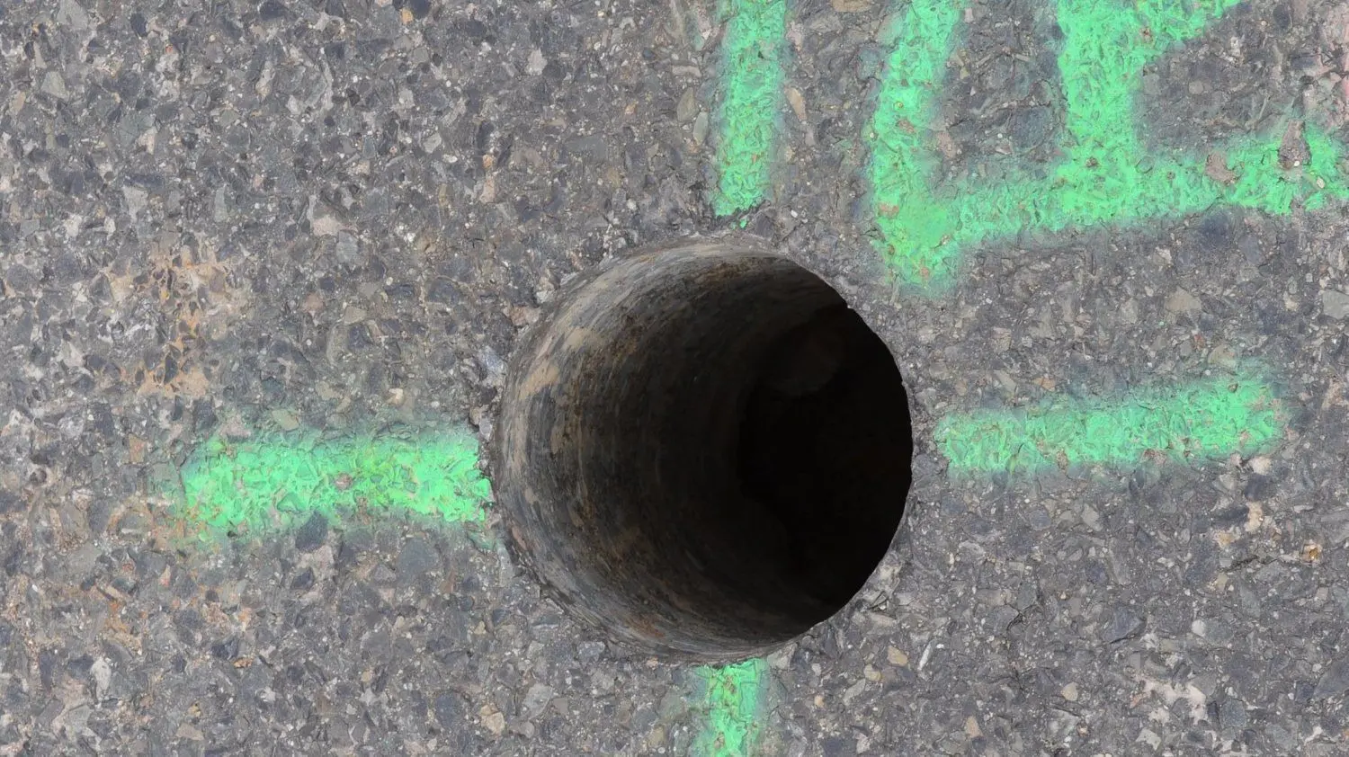 Bohrungen mitten in der Bundesstraße sollen jetzt zeigen, wie die Straße aufgebaut ist.