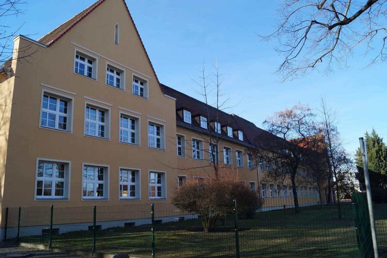 Platznot an der Schule. Für mehrere Klassen werden als Zwischenlösung Container aufgestellt.