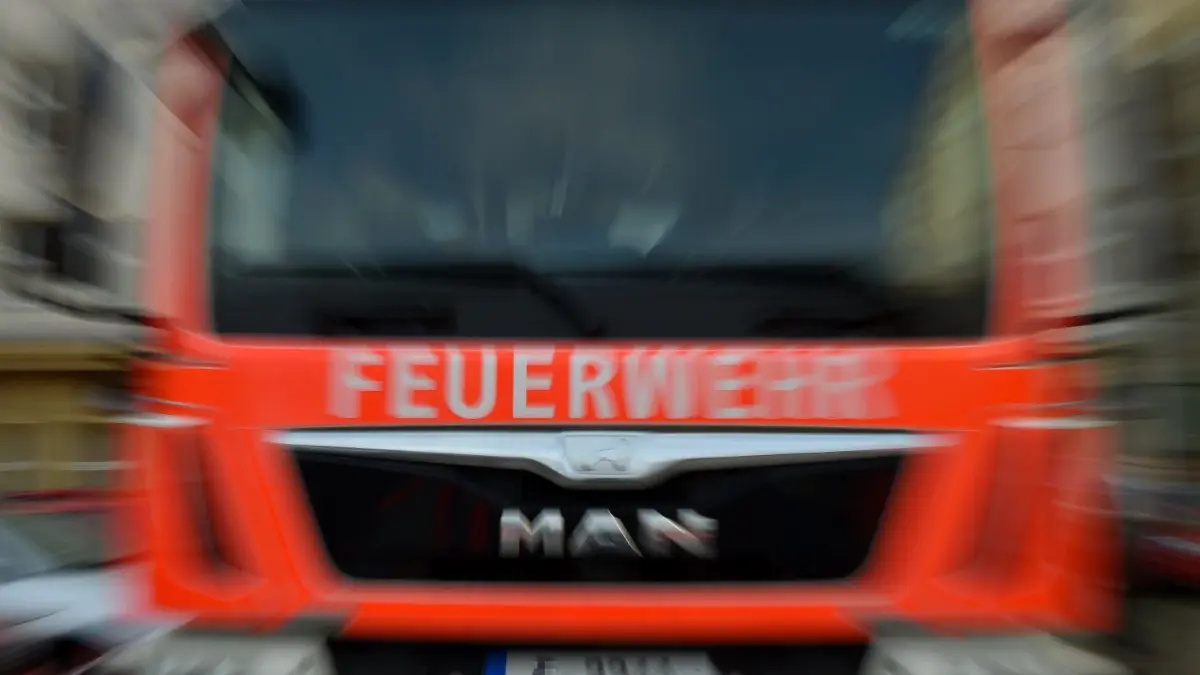 Im Doberlug-Kirchhainer Ortsteil steht der Anbau eines Einfamilienhauses in Flammen. Die Feuerwehr ist vor Ort.
ARCHIV - 14.12.2017, Berlin: Ein Feuerwehrauto steht in Berlin bei einer Informationsveranstaltung des Bundesamtes für Bevölkerungsschutz und Katastrophenhilfe zur Treibstoffversorgung und das Verhalten bei einem Stromausfall. (zu dpa «Großes Interesse für Führerschein-Förderung für Feuerwehren» vom 05.05.2018) Foto: Britta Pedersen/dpa +++ dpa-Bildfunk +++