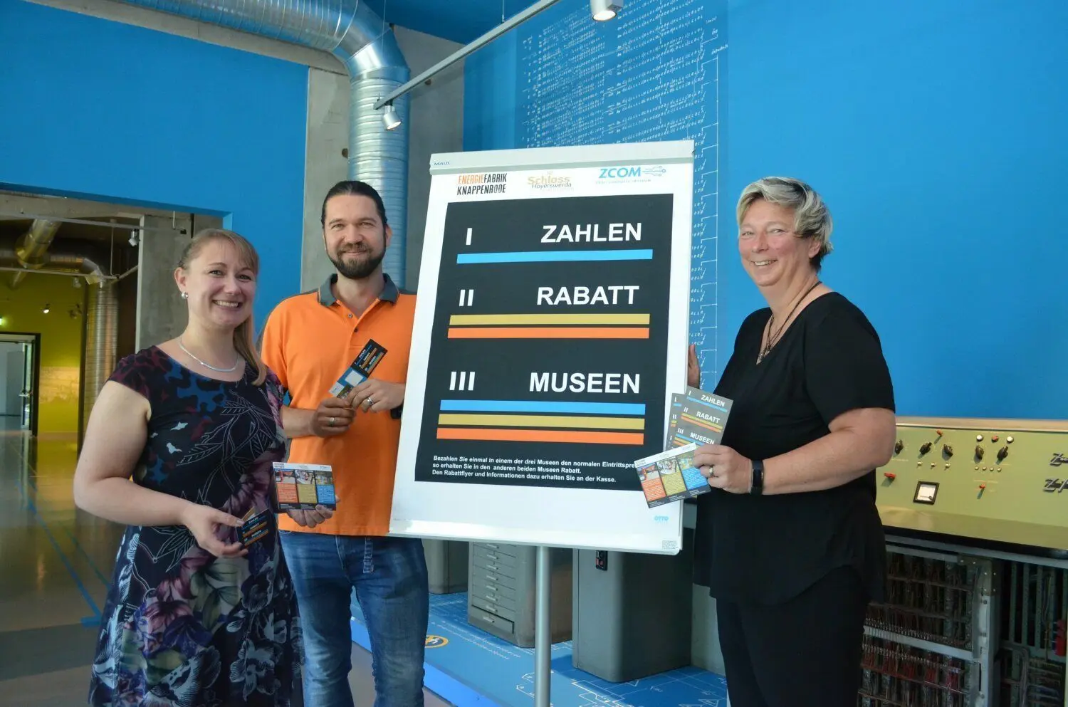 Die drei Museumsleiter: Andrea Prittmann vom Computermuseum (l.), Kerstin Noack vom Stadtmuseum (r.) und Marcel Linack von der Energiefabrik erklären, wie Nutzer künftig sparen können.