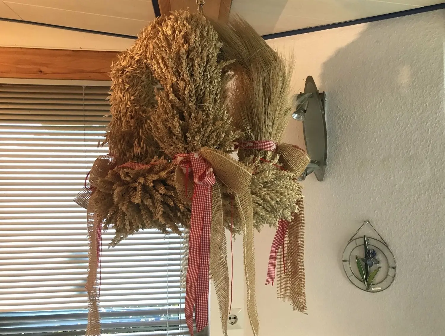 Einige Erntekronen aus früheren Jahren sind jetzt Dekoration im Wintergarten geworden.