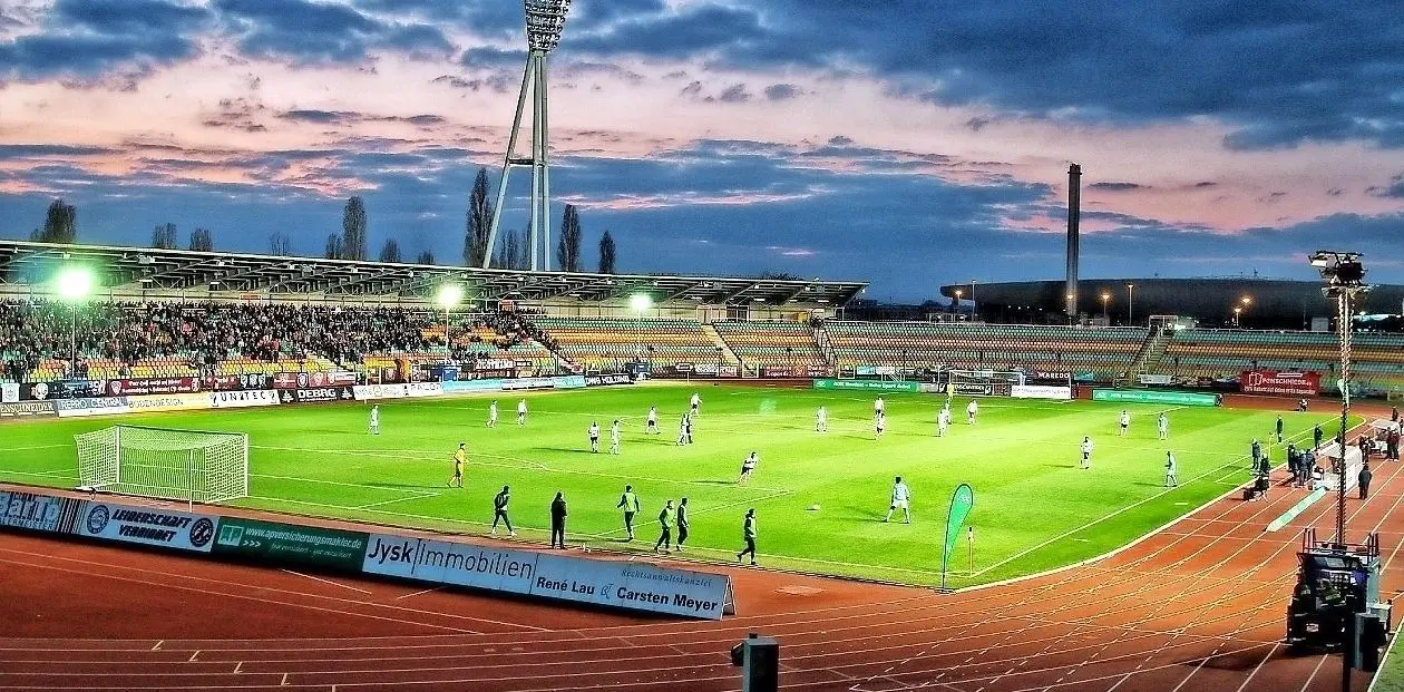 Aber auch so kann die Arbeit des THW aussehen: ausleuchten des Stadions beim Berliner Pokal-Halbfinalspiel.