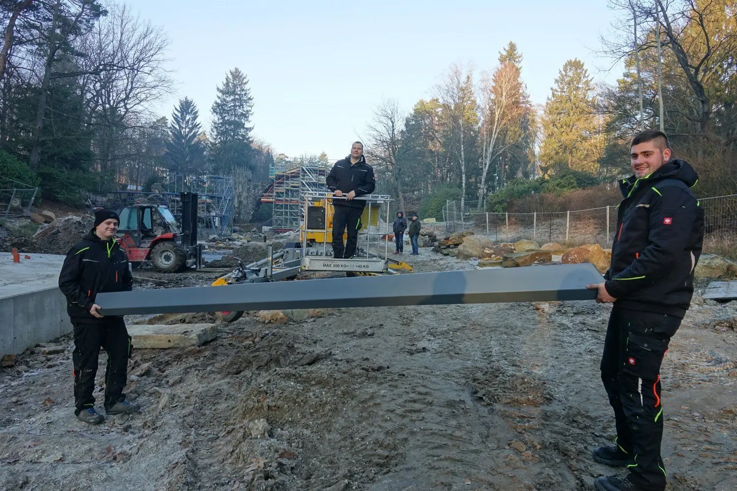Dennis Paulo, Robin Rumplasch und Marcel Brüderlein (v.l.n.r.) von der Firma Metallbau Hänchen GmbH aus Schleife werden die einzelne Stele an der Orgel anbringen.