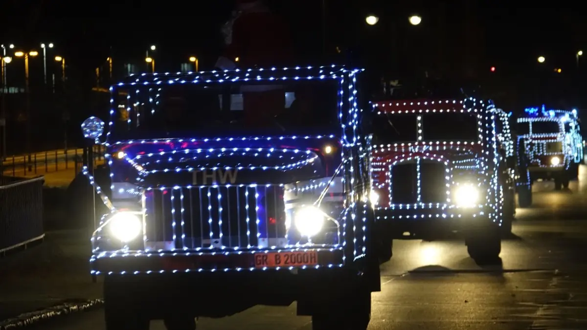 Die Weihnachtsfeuerwehr ist schon ein Markenzeichen für Weißwasser und die Region. Die Feuerwehroldtimer nehmen jetzt auf dem Kohlestauplatz Aufstellung.
Einmal blau zwischen allen roten Fahrzeugen: Der Borgward ist die Weihnachtsmann-Kutsche