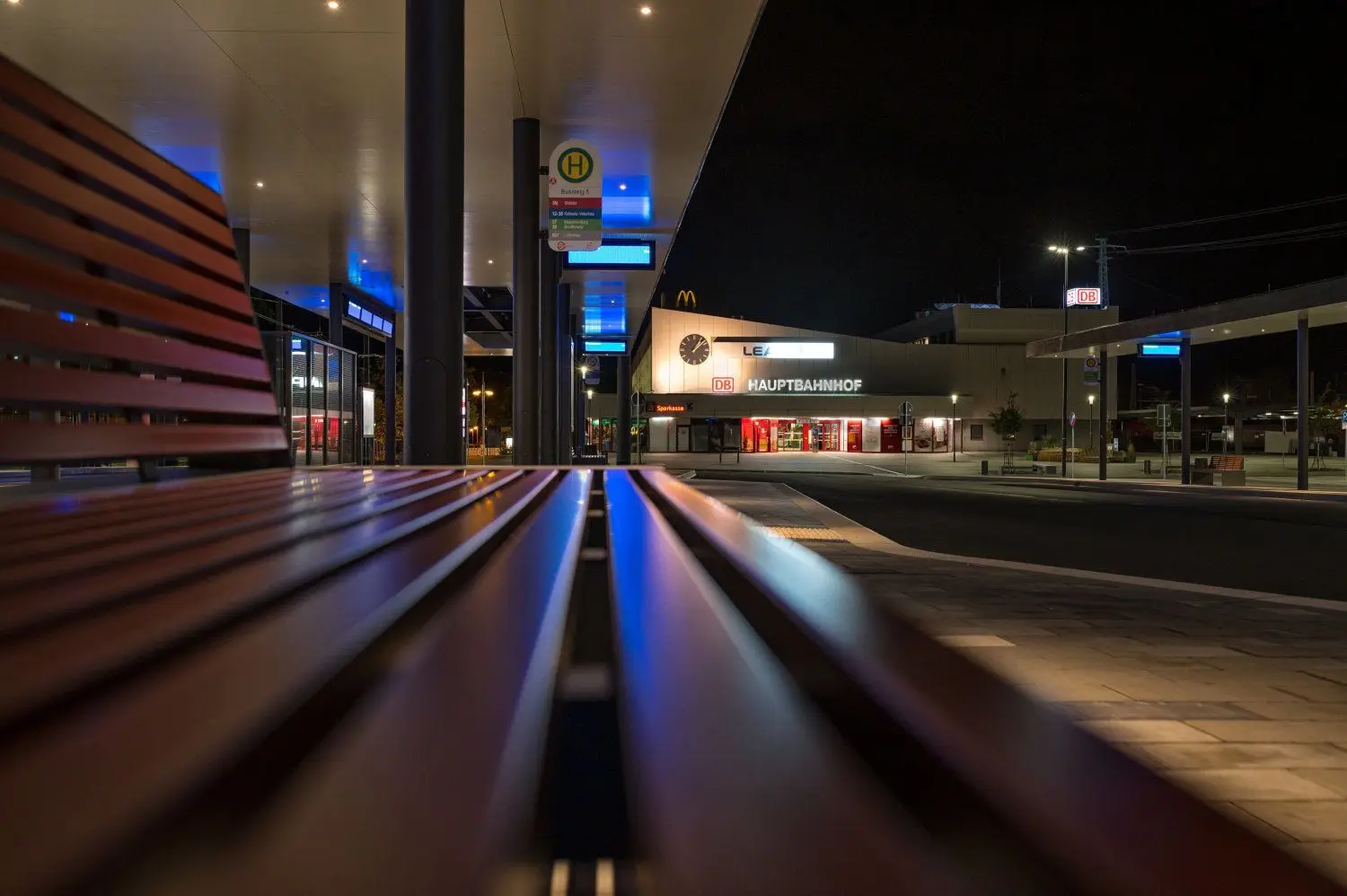 Der Bahnhof Cottbus bei Nacht. Auch dort ist keine Menschenseele zu sehen.