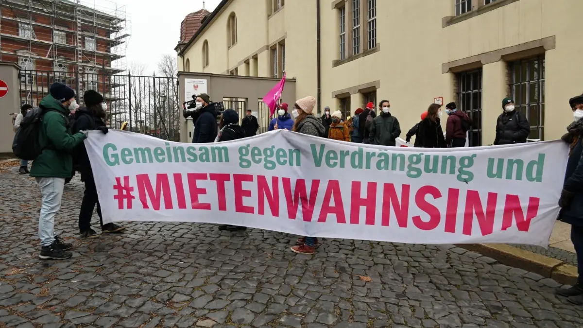Auch vor dem Landgericht Cottbus protestierten Bewohner und Sympathisanten des alternativen Wohnprojekts Karlstraße 29 gegen Verdrängung und Mietwucher.
Eine Kundgebung mit Bewohnern und Sympathisanten auf dem Altmarkt und vor dem Landgericht in Cottbus begleitete am Freitagvormittag den Gerichtsprozess um das alternative Wohnprojekt Karlstraße 29. Für die Bewohnerinnen und Bewohner der K29, des Wohn- und Kulturprojektes in der Karlstraße 29, began das neue Jahr mit einem weiteren Gerichtsprozess. Nach dem Scheitern der vorangegangenen juristischen Auseinandersetzung versucht der Berliner Eigentümer nun über einen weiteren Prozess seine Pläne zur Modernisierung des Hauses durchzusetzen. Die zu erwartenden Mietkostensteigerungen wären nach Meinung der Bewohner erheblich und die Veränderung der Struktur des Hauses das Ende des bunten Projektes. Im schlimmsten Falle stünden 13 Erwachsene, ein Kleinkind und ein alter Kater in naher Zukunft auf der Straße. Für die Stadt würde das zugleich den Verlust eines wichtigen Kulturortes der ohnehin kleinen alternativen Szene in Cottbus bedeuten.