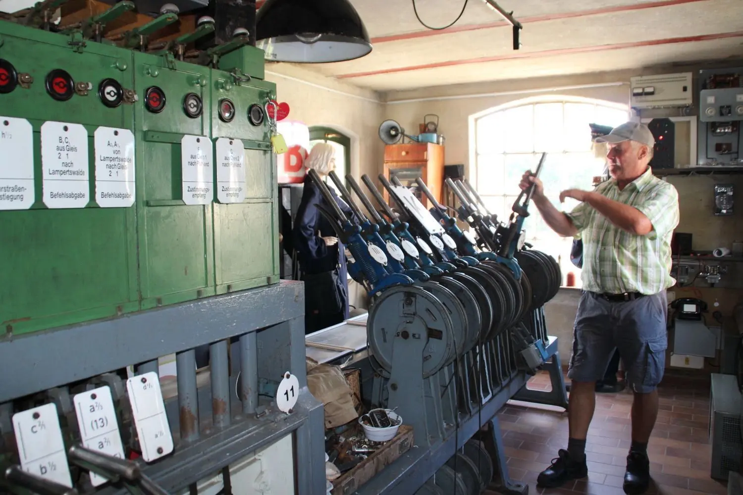 Lothar Mückel war viele Jahre lang Instandhaltungstechniker bei der Deutschen Bahn. Das denkmalgeschützte historische Stellwerk des Ortrander Bahnhofes im kleinen Eisenbahnmuseum wartet und pflegt der geborene Arnsdorfer jetzt ehrenamtlich.