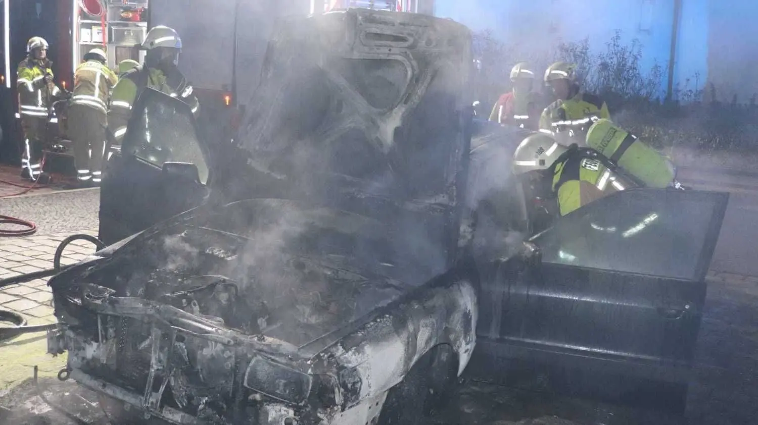Dieser Pkw hatte sich am Mittwochabend laut Polizei während der Fahrt entzündet und brannte dann lichterloh. Das Feuer konnte schnell gelöscht werden.