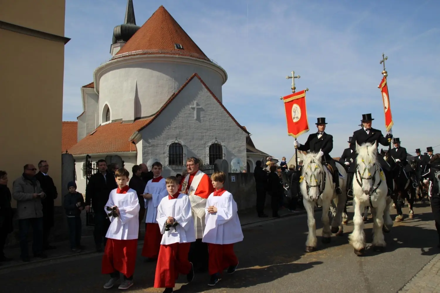 Ankunft der Wittichenauer Reiter in der Partnergemeinde Ralbitz.