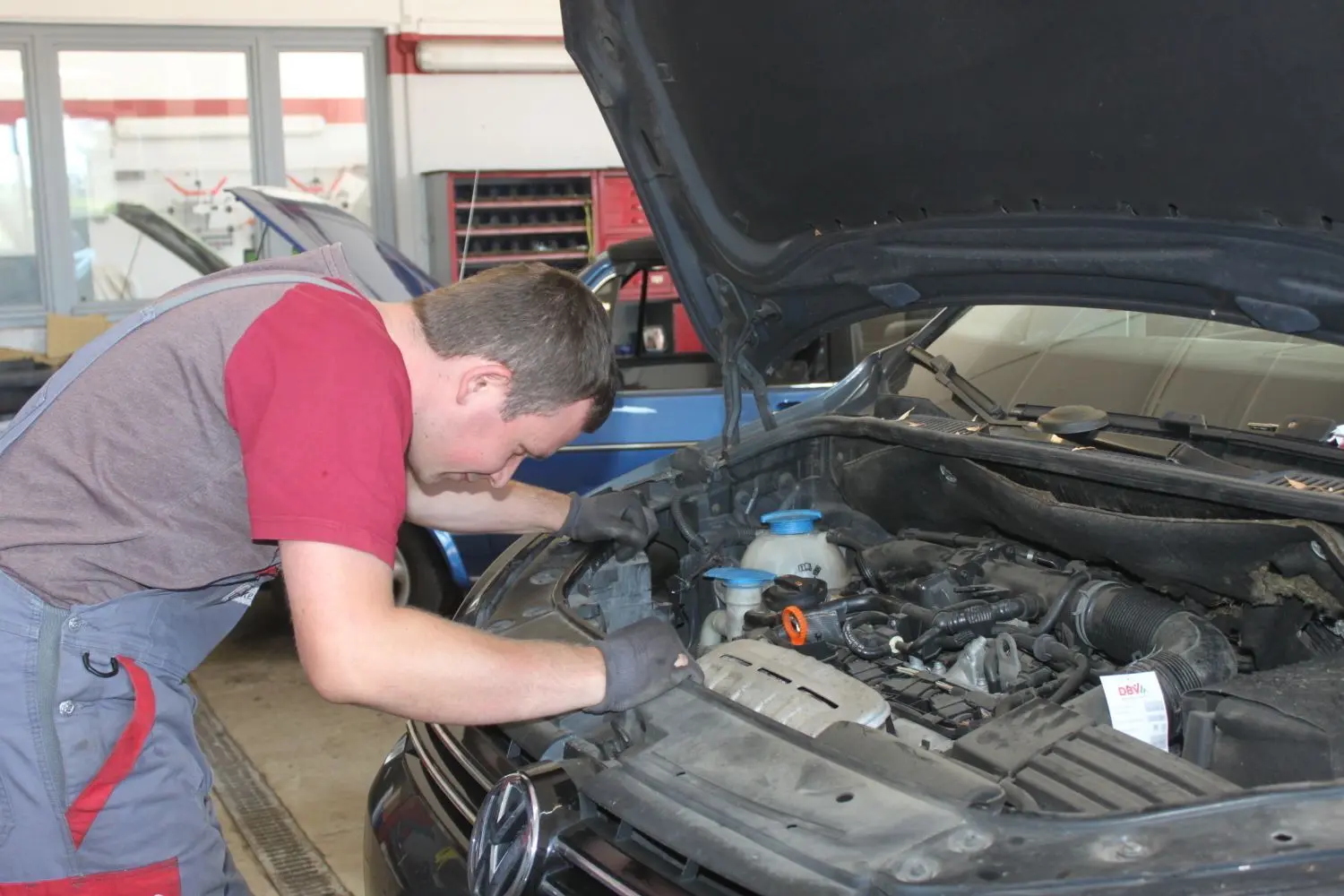 Daniel Krieger hatte im Februar 2016 seine Ausbildung im Herzberger Autohaus beendet und wurde übernommen. Er arbeitet in der Werkstatt und vertritt den Chef, wenn der nicht da ist.