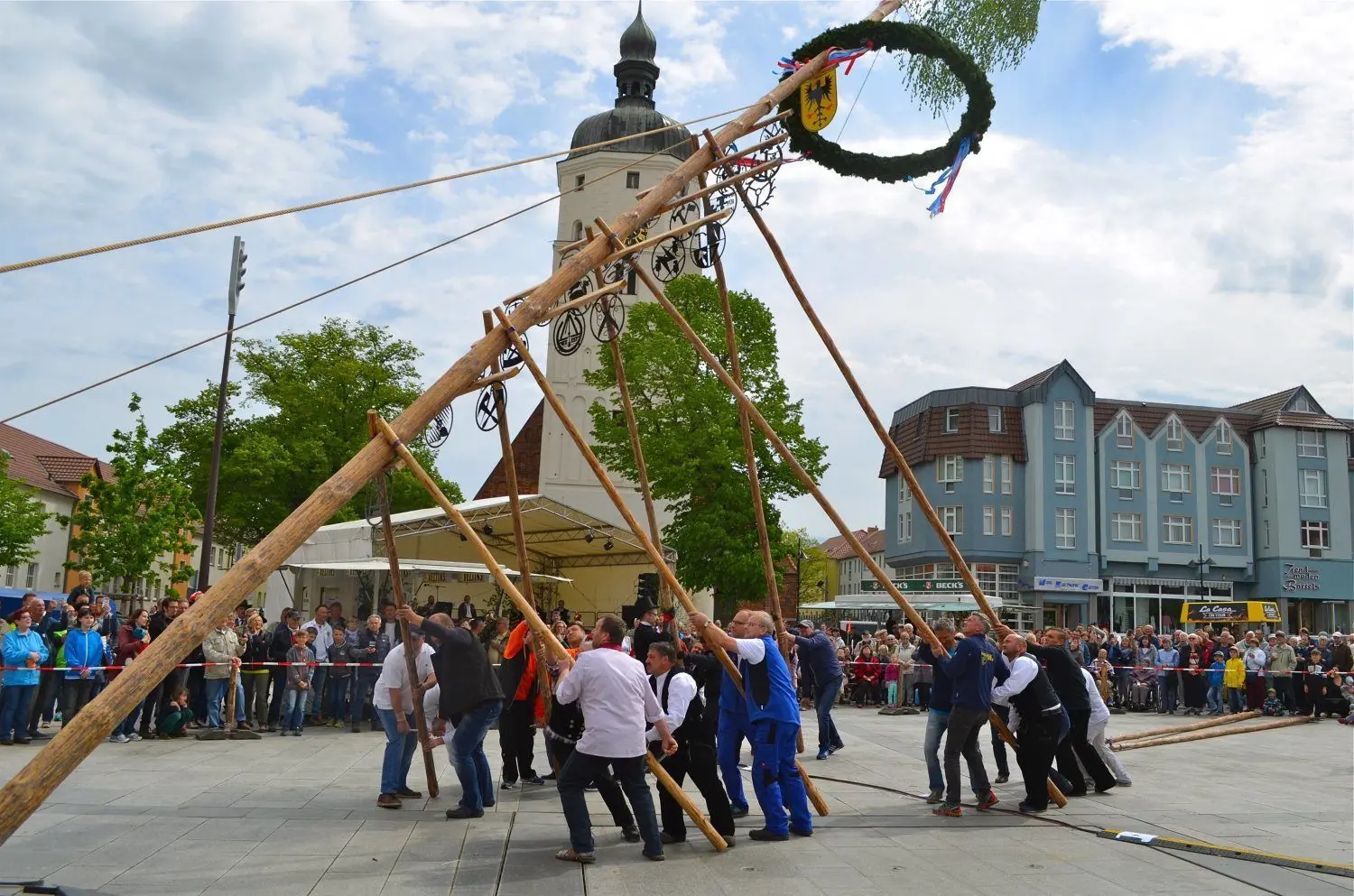 Hoch mit dem Maibaum! Der Lübbener Marktplatz ist nicht nur schön geworden, er ist auch ein beliebter Veranstaltungsort.⇥
