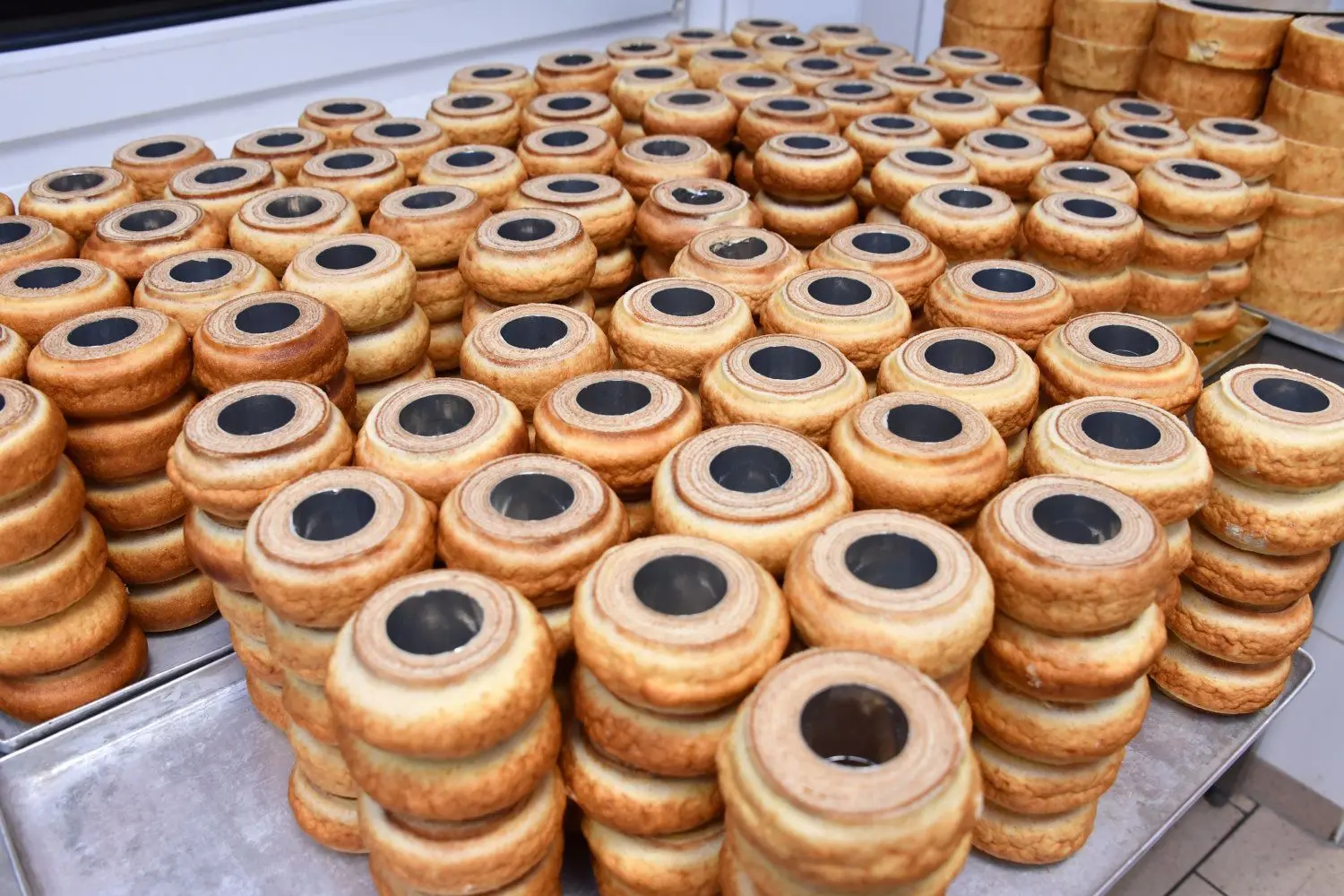 Fertig gebacken: So  kommen die Mini-Baumkuchen von der Walze nach dem Backen. Wenn Sie abgekühlt sind, können sie in einzelne Ringe geschnitten und schokoliert werden.