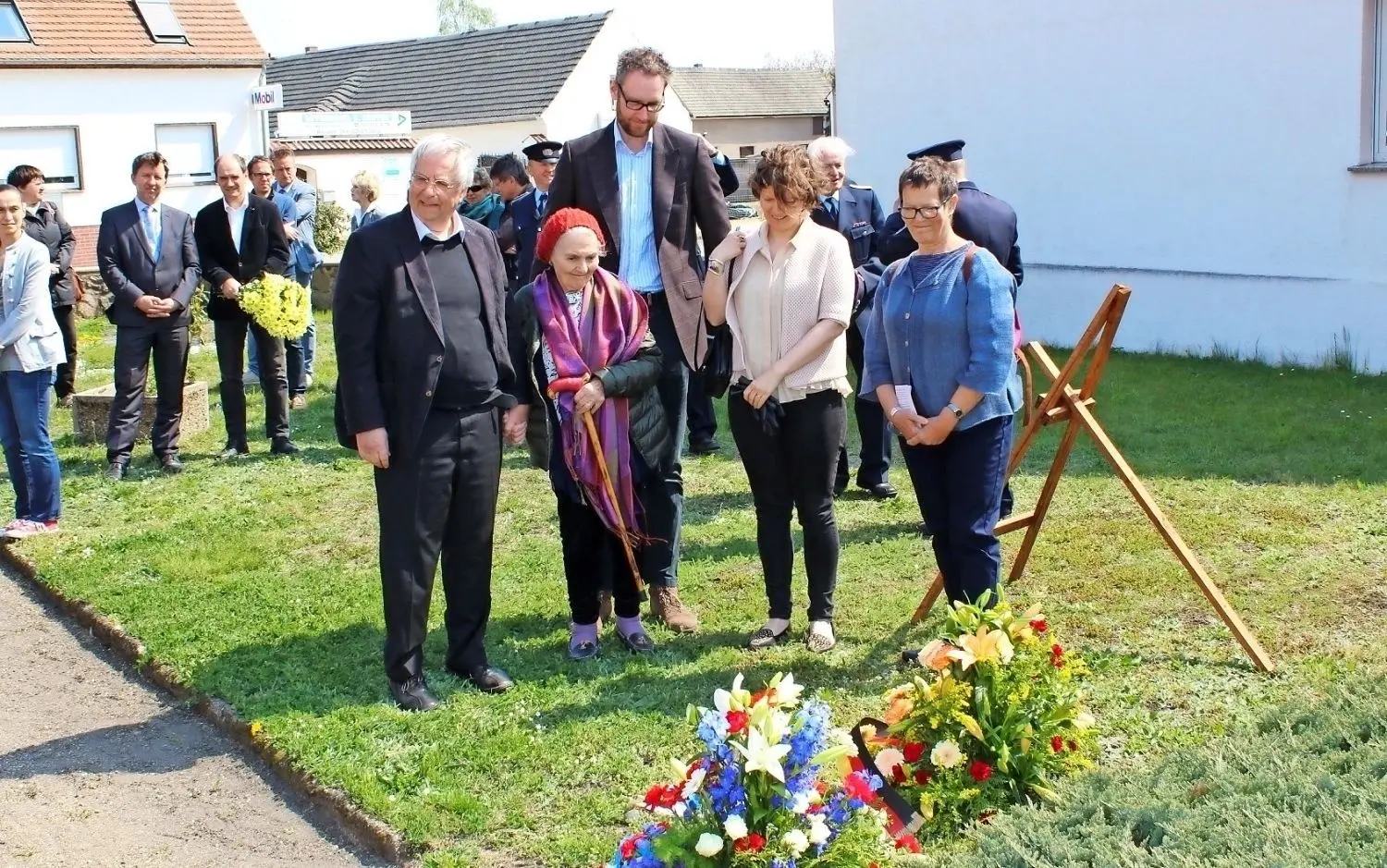 Lore Robinson (2.v.l.) in Begleitung von Dr. Peter Fischer vom Zentralrat der Juden (links) und ihrer Familie. Die 95-Jährige kam aus London angereist, um ihrer verstorbenen Mutter und anderer Opfer des „Verlorenen Transports“ zu gedenken. ⇥