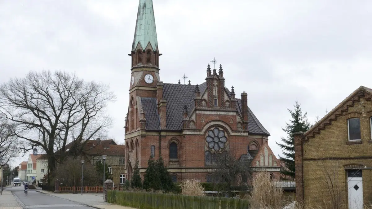 Die Henriettenkirche ist zentraler Punkt des außergewöhnlichen Literatur-Parcours durch Annahütte. Wer dabei sein und lauschen will, kann sich jetzt schon anmelden für eine der beiden Leserunden am 4. September.
Annahütte.Ortsansicht mit Henriettenkirche