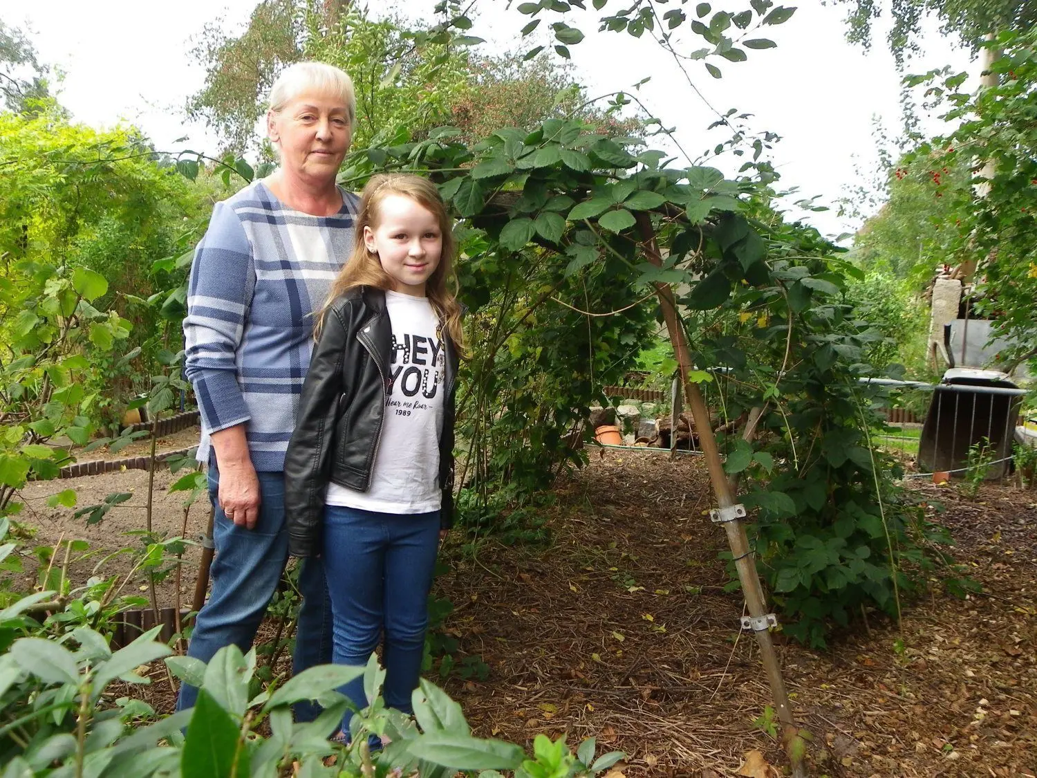 Ashley Müller und ihre Oma Regine Ramin. Im Garten der Großeltern in Deulowitz hat die Achtjährige die von ihr gefundende Gottesanbeterin wieder ausgesetzt.