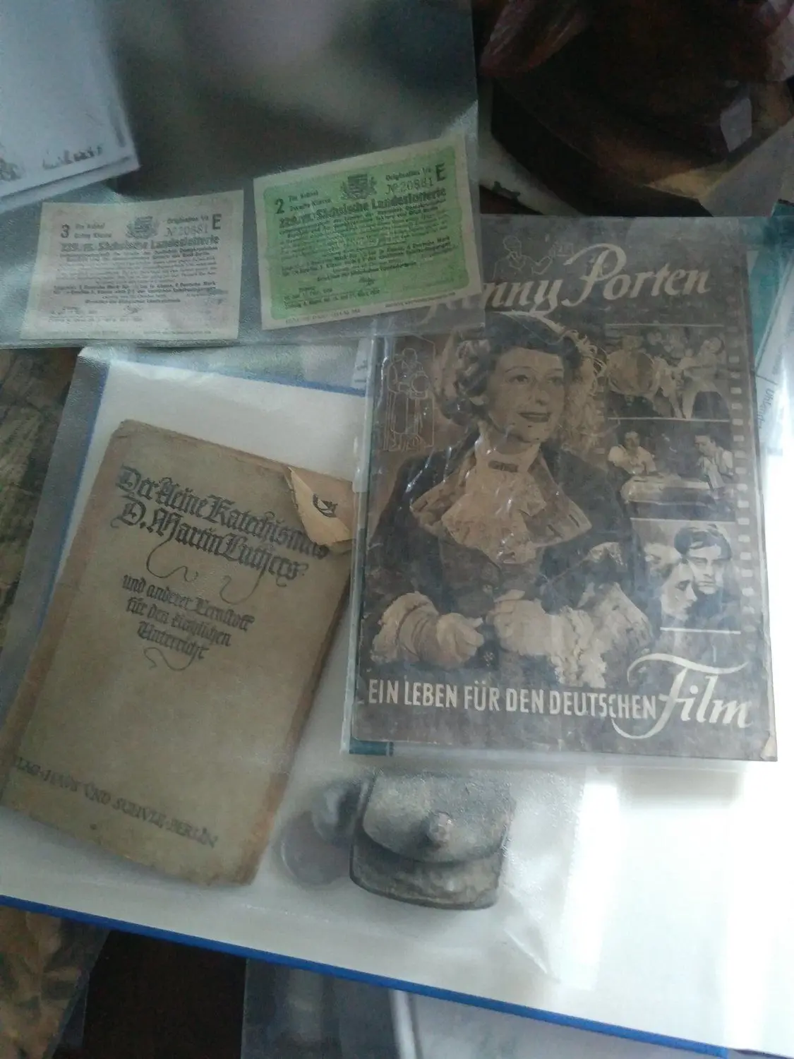Diese alten Schätze kamen bei der bisherigen Sanierung des Schlosses zum Vorschein - unter anderem ein altes Kinderportemonnaie, Filmzeitschriften und historische Aufzeichnungen, die bis 1856 zurückverfolgt werden können.