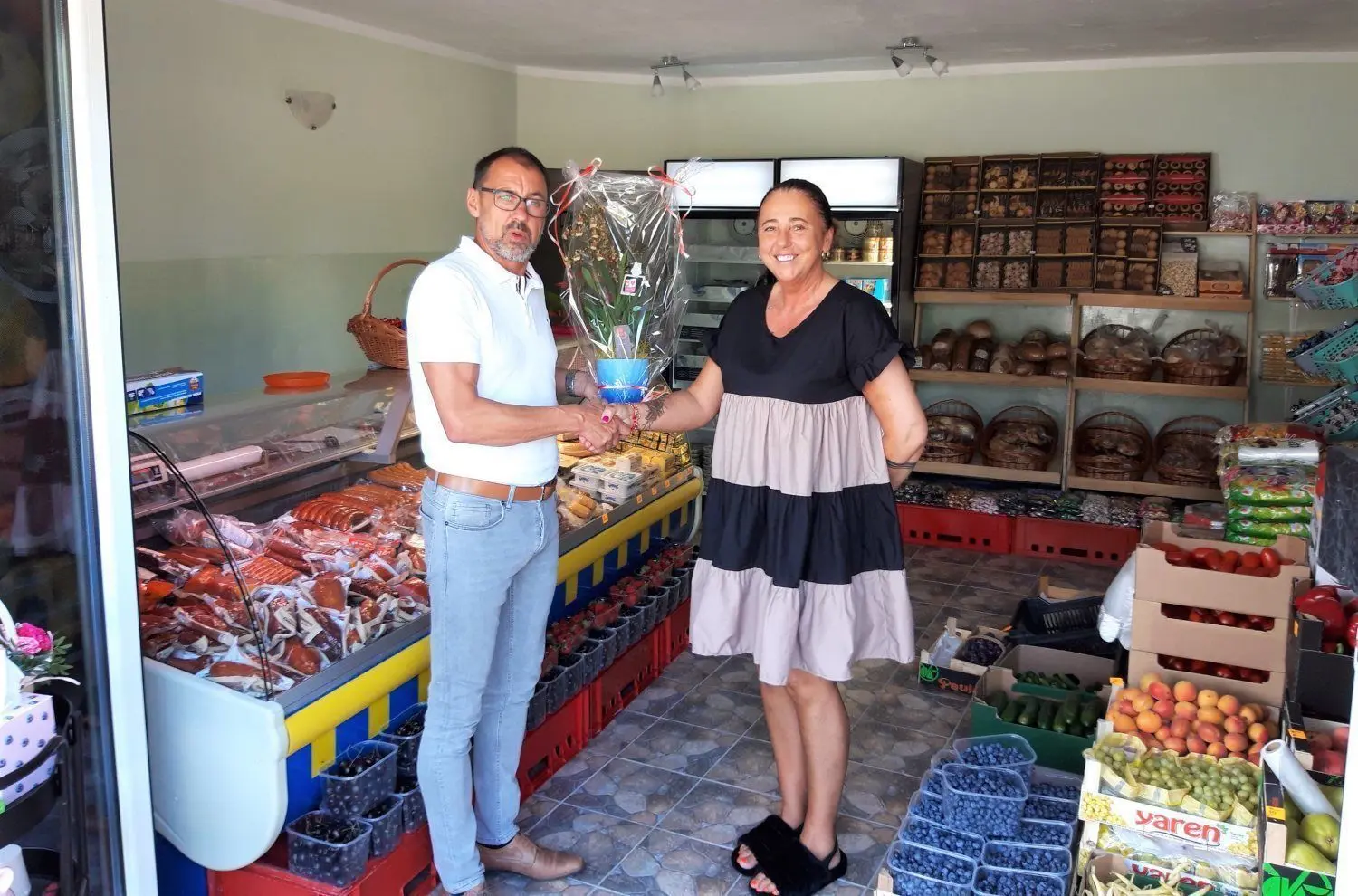 Bürgermeister Thomas Krahl gratuliert Beata Oberhoffner zum neuen Laden in Bad Muskau